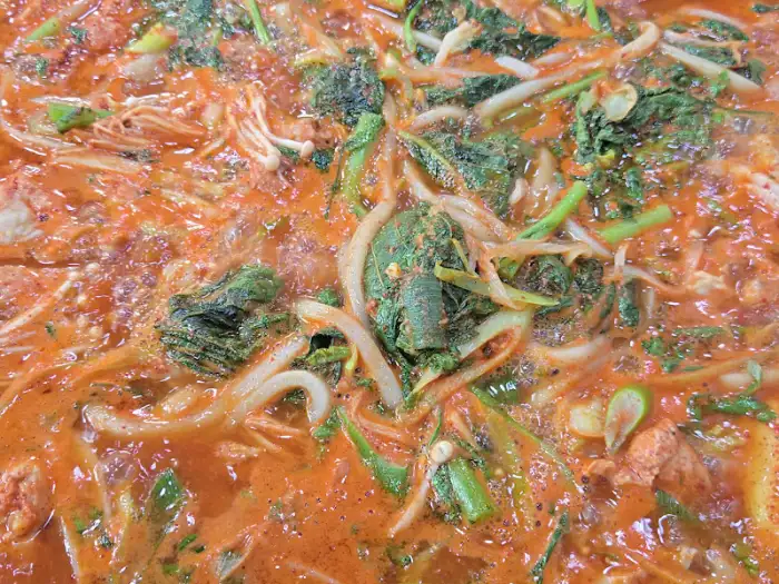 보글보글 끓고 있는 물닭갈비의 먹음직스러운 모습