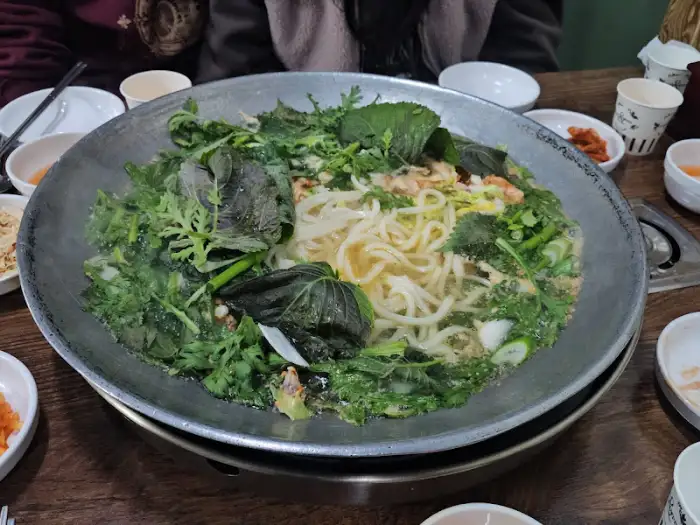 테이블 위에서 먹음직스럽게 끓고 있는 물닭갈비 전경