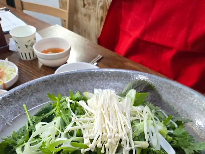 물닭갈비 위에 올라간 팽이버섯과 파 등 신선한 재료들