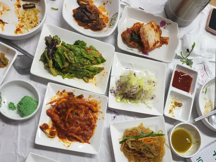 밑반찬 여러 접시