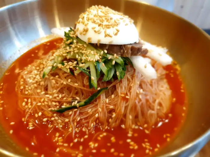솔가숯불갈비의 매콤한 비빔냉면