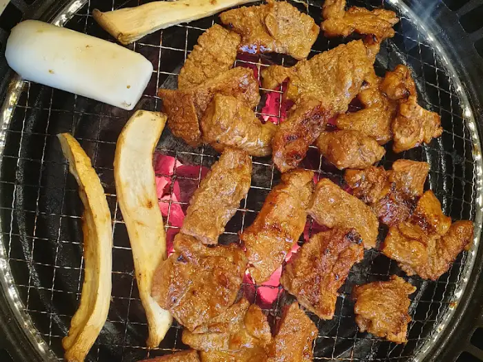 솔가숯불갈비의 넓고 깨끗한 내부 공간