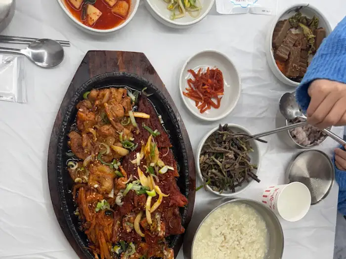 철판에 지글지글 익어가는 황태 삼합
