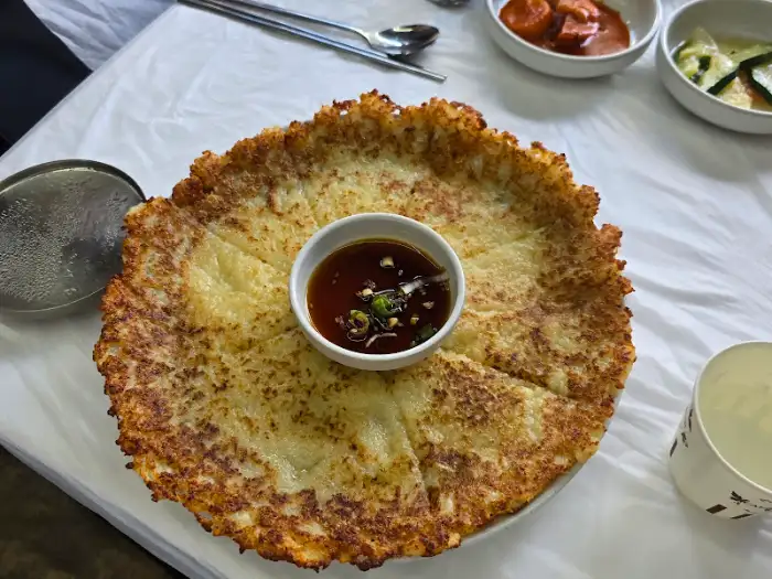 노릇하게 구워진 감자전