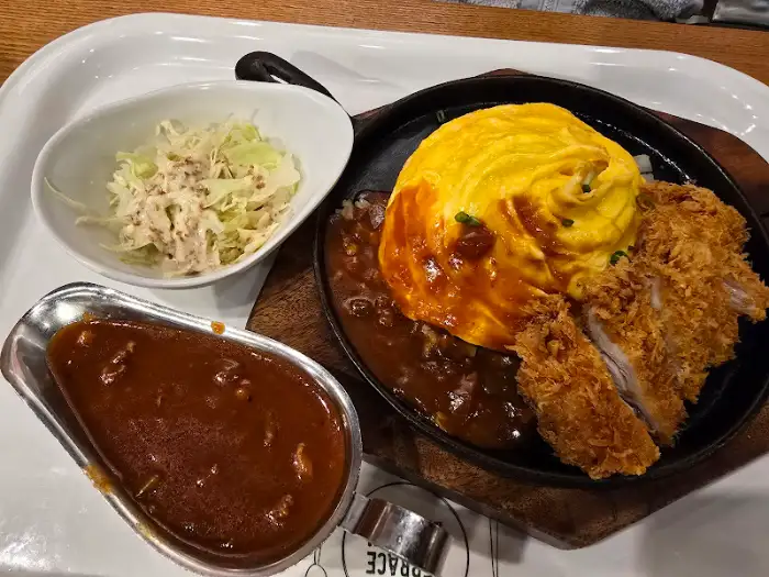 오므라이스, 치킨까스, 샐러드, 소스가 함께 나온 모습