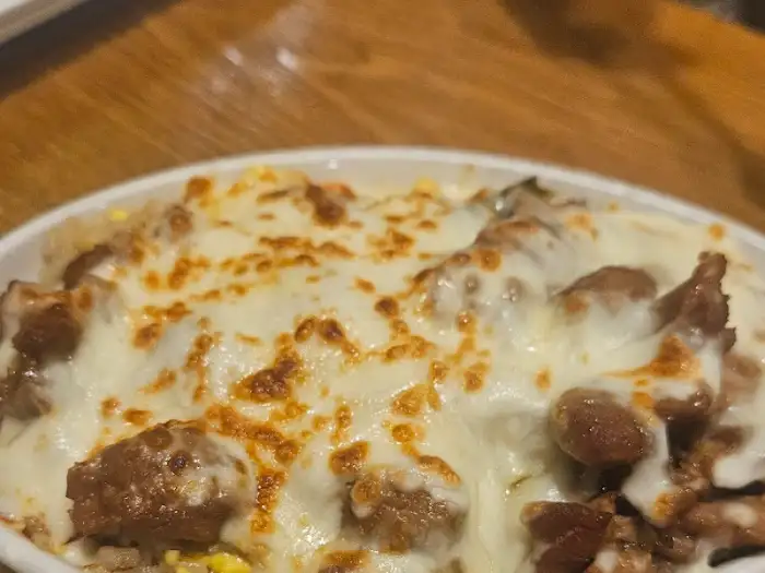 치즈가 듬뿍 올라간 볶음 요리