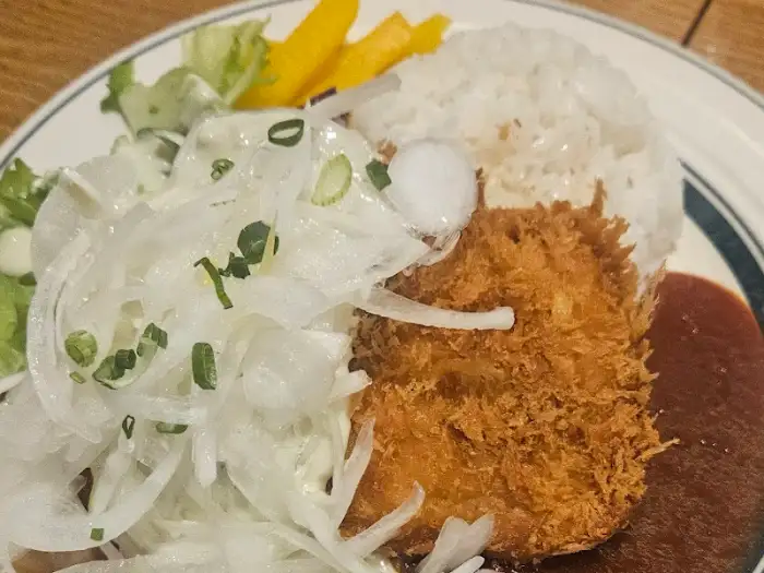 치킨까스, 밥, 샐러드, 소스가 함께 나온 모습