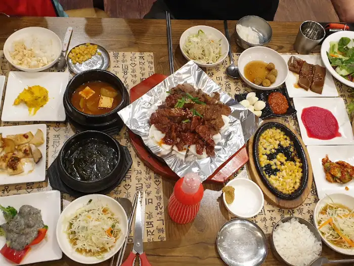 다양한 석갈비 메뉴와 밑반찬 상차림