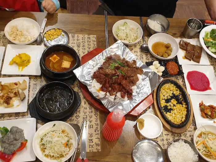 테이블 위 푸짐하게 차려진 음식들