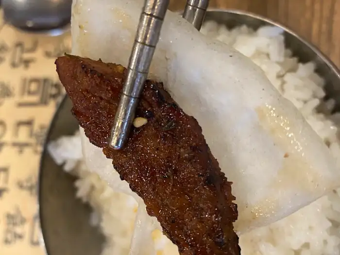 밥 위에 석갈비 한 점 올린 모습