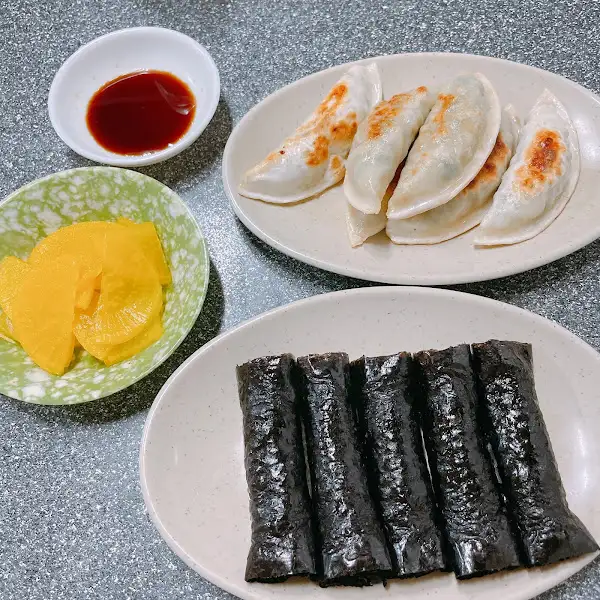 막 삶아져 나온 듯 따끈한 순대의 모습