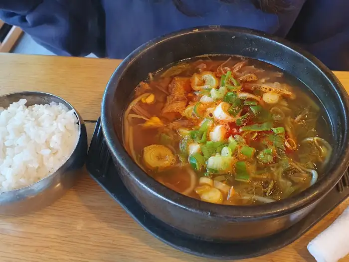 따뜻한 국물 요리와 밥