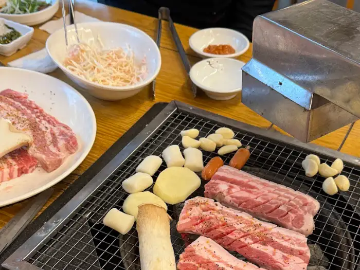 숯불에 구워지는 제주 흑돼지 오겹살