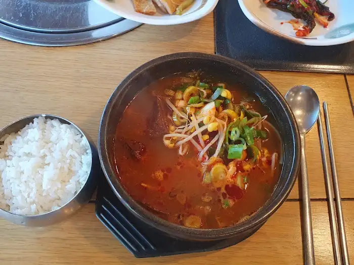 얼큰한 국물의 찌개