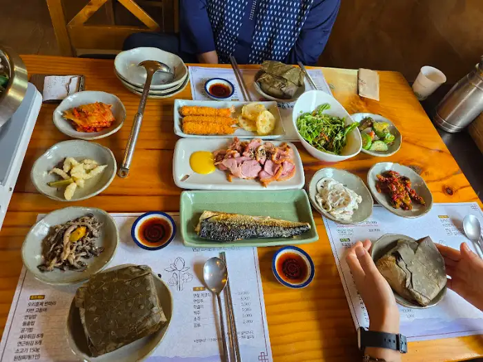 테이블 위에 차려진 다양한 음식들