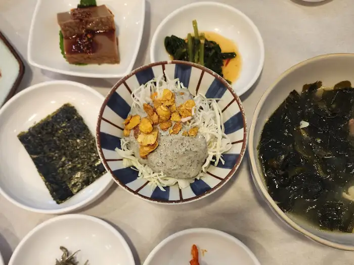 밥, 김, 그리고 국수 같은 고명이 담긴 그릇 모습
