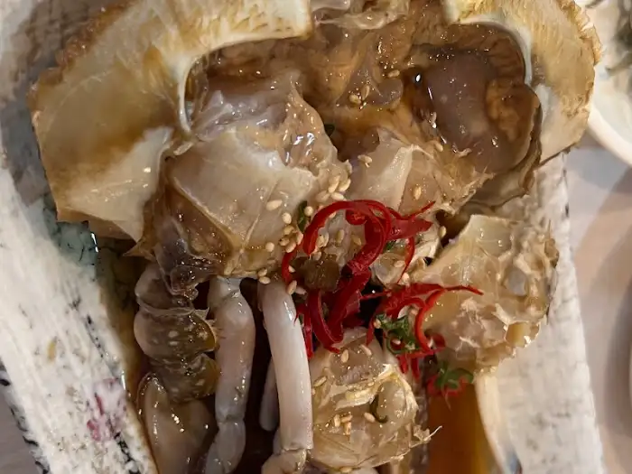 간장게장의 속살이 보이는 클로즈업 사진