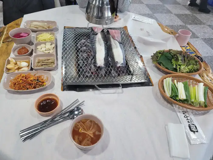 숯불 위 장어와 곁들임 반찬