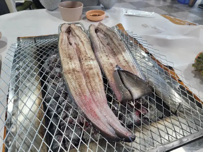 숯불 위에서 익어가는 장어 구이
