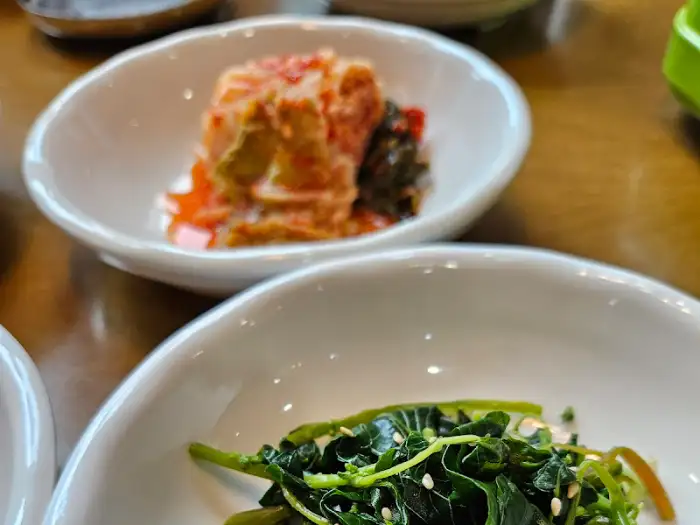 여러 가지 밑반찬이 담긴 접시들