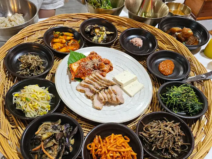 다양한 밑반찬으로 가득 채워진 한상차림