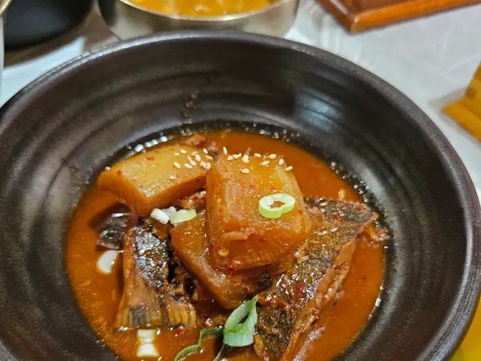 잘 익은 무와 생선이 함께 졸여진 요리