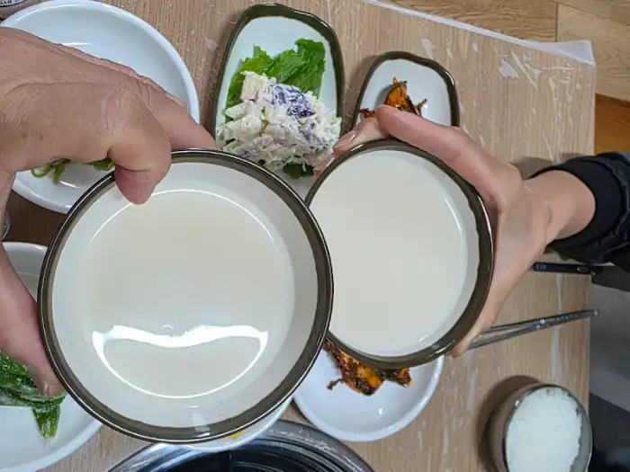 어탕 국물과 함께 제공된 숭늉