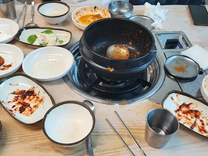 식사가 끝난 후의 식탁 모습