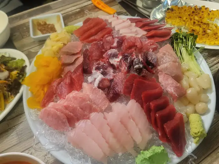 다양한 부위의 참치회 한 상차림