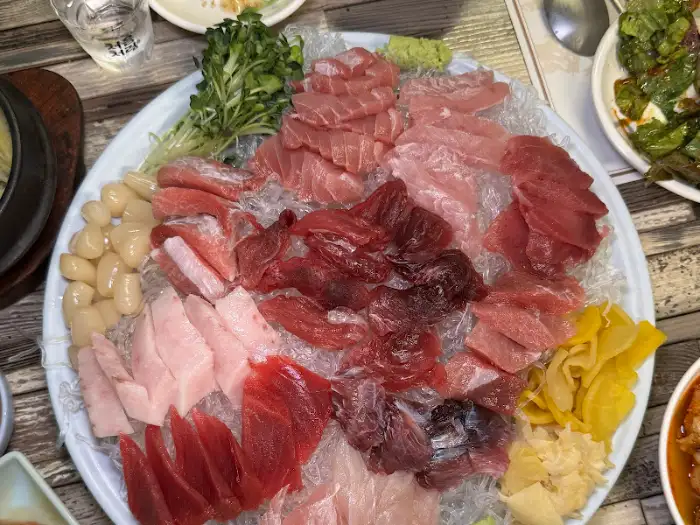 다양한 부위의 참치회 근접 사진