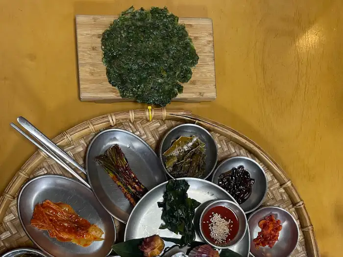 다양한 해산물과 곁들임 반찬