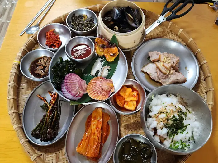 테이블에 차려진 푸짐한 한 상 차림