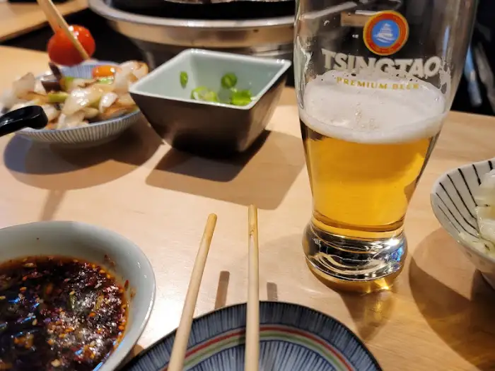 맥주잔과 곁들임 음식