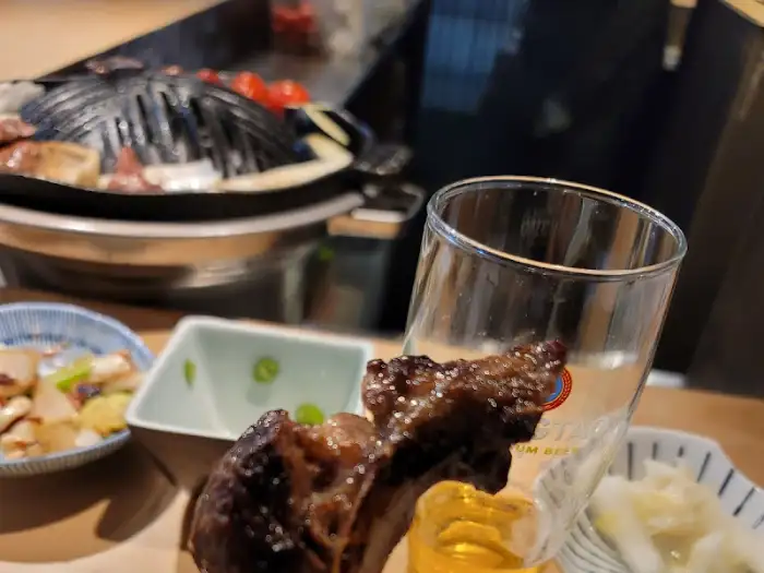 구워진 양갈비 한 조각