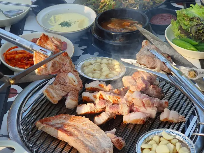 숯불 위에 올라간 삼겹살과 오겹살
