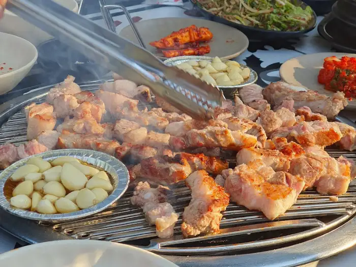 노릇하게 구워진 삼겹살 조각들