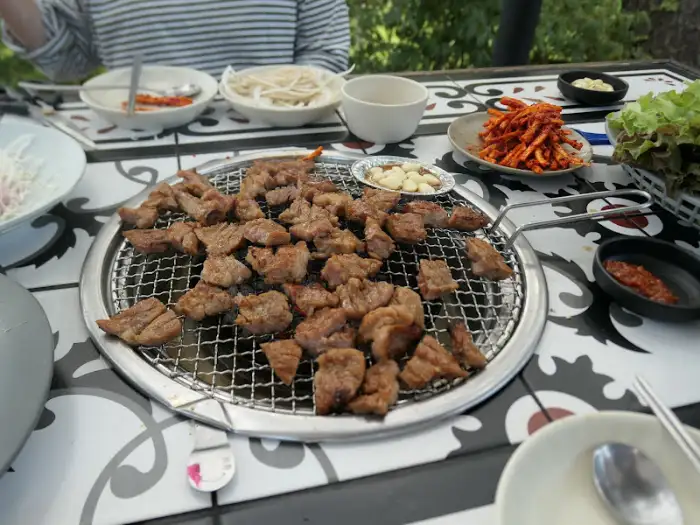 그릴 위에 빽빽하게 올려진 돼지갈비