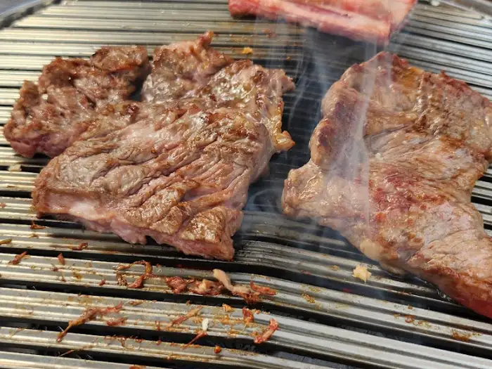 잘 구워진 고기 단면 클로즈업