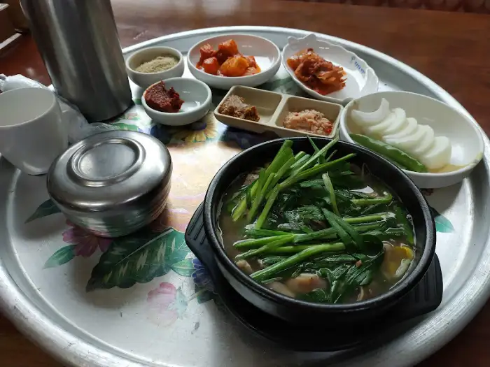 국밥 속 암뽕순대와 건더기들의 모습. 큼직한 순대 조각이 먹음직스럽다.