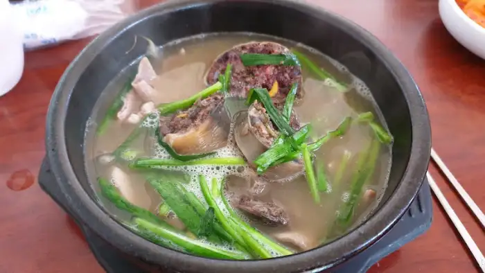 암뽕순대국밥 클로즈업 사진. 순대와 파, 국물의 조화가 돋보인다.