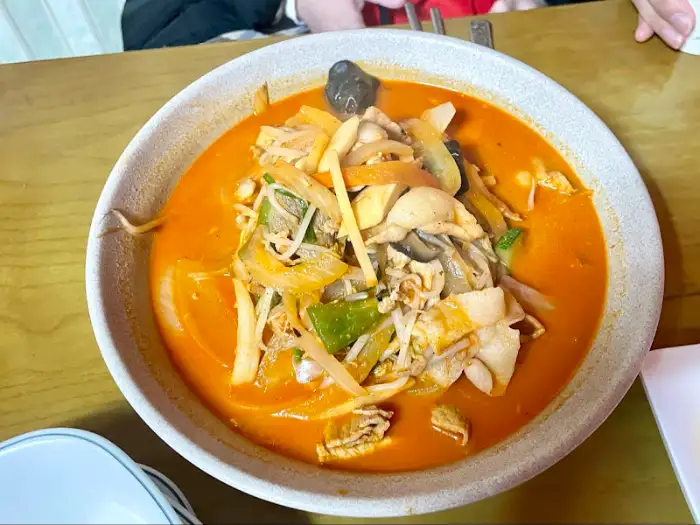 흑돼지 짬뽕의 풍성한 재료와 붉은 국물