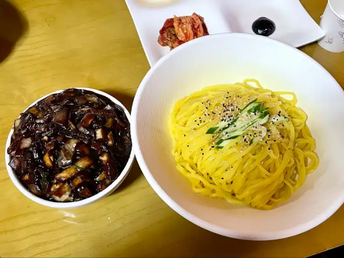 검은 춘장 소스와 노란 면발의 간짜장