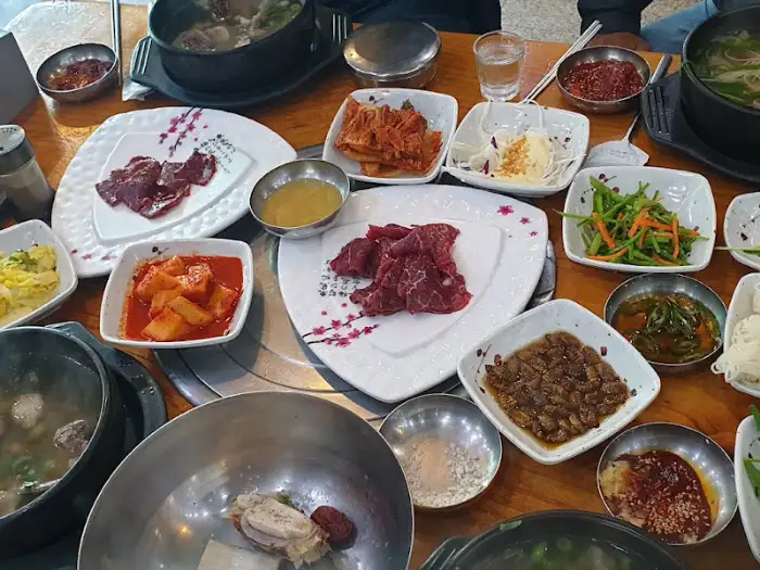 다양한 밑반찬과 메인 요리가 차려진 식탁