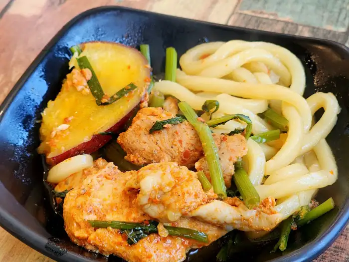 한 그릇에 담긴 물닭갈비 한 점과 우동사리