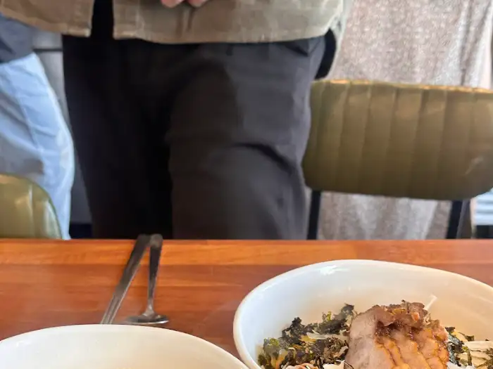 테이블에 놓인 국수 그릇