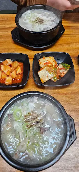 주문한 순대국과 반찬