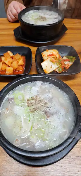 김이 모락모락 나는 순대국