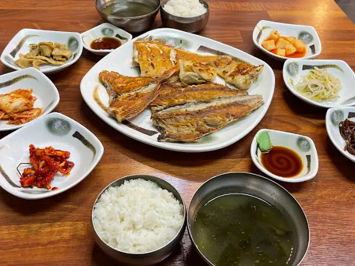 다양한 밑반찬이 함께 제공되는 생선구이 백반