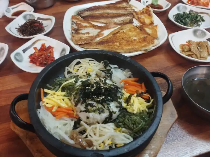 지글지글 끓는 철판 비빔밥