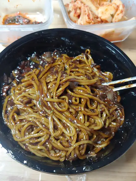 진한 짜장 소스와 비벼진 면